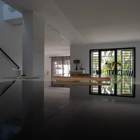 Spacious Duplex With Garden דירה *