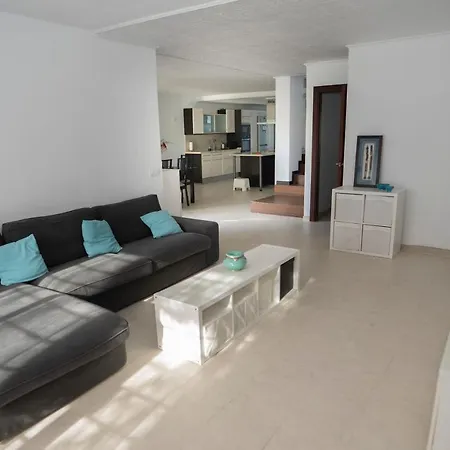 Spacious Duplex With Garden דירה סוטוגרנדה