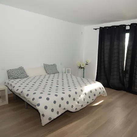 Spacious Duplex With Garden דירה *