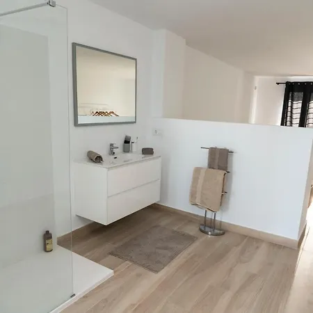 Spacious Duplex With Garden דירה *